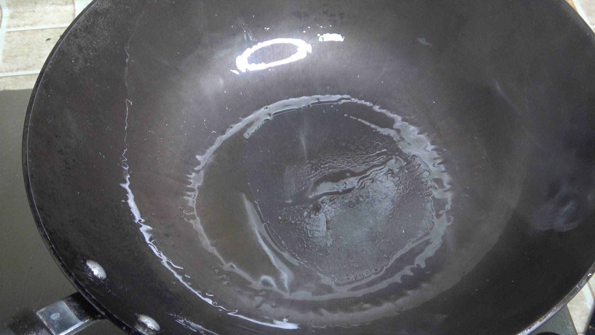 鐵鍋生銹了不要扔，大廚教你一招，輕松去銹，還不粘鍋，簡(jiǎn)單實(shí)用