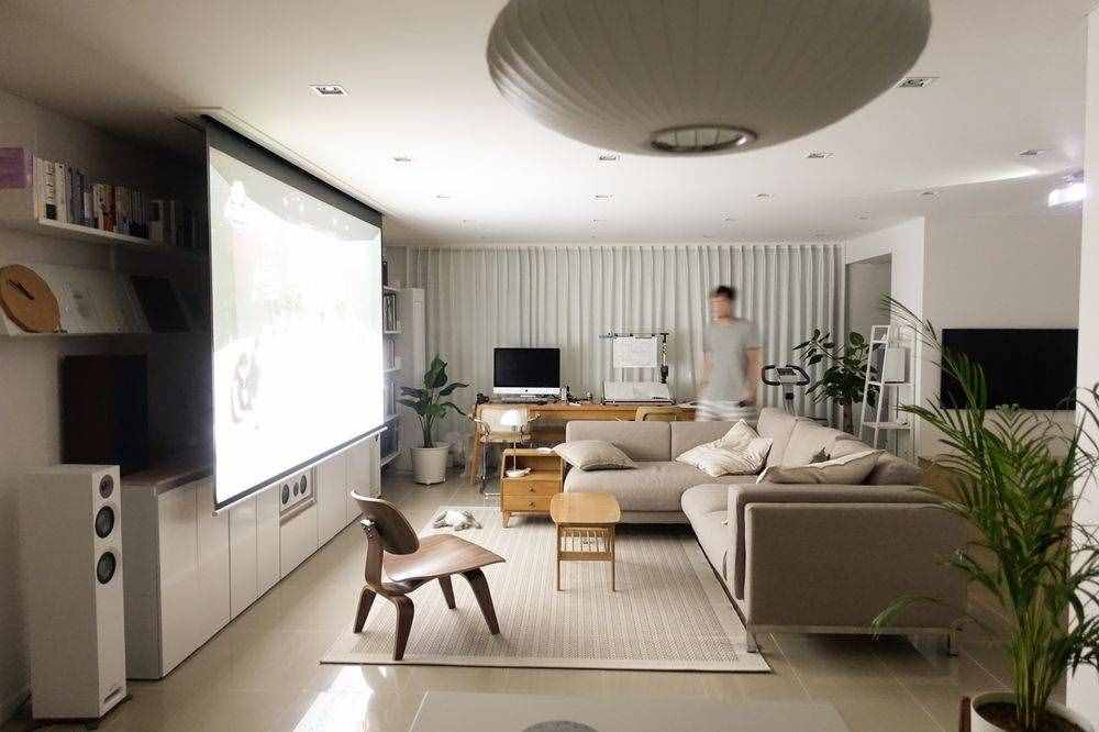 比起客廳放電視，現(xiàn)在更流行打造家庭影院，多功能，占地面積又小