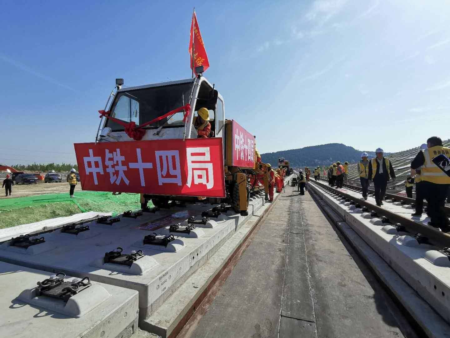全長494公里的魯南高鐵，日照至曲阜段正線鋪軌完成，從臨沂出發(fā)到北京和上海僅需3小時左右