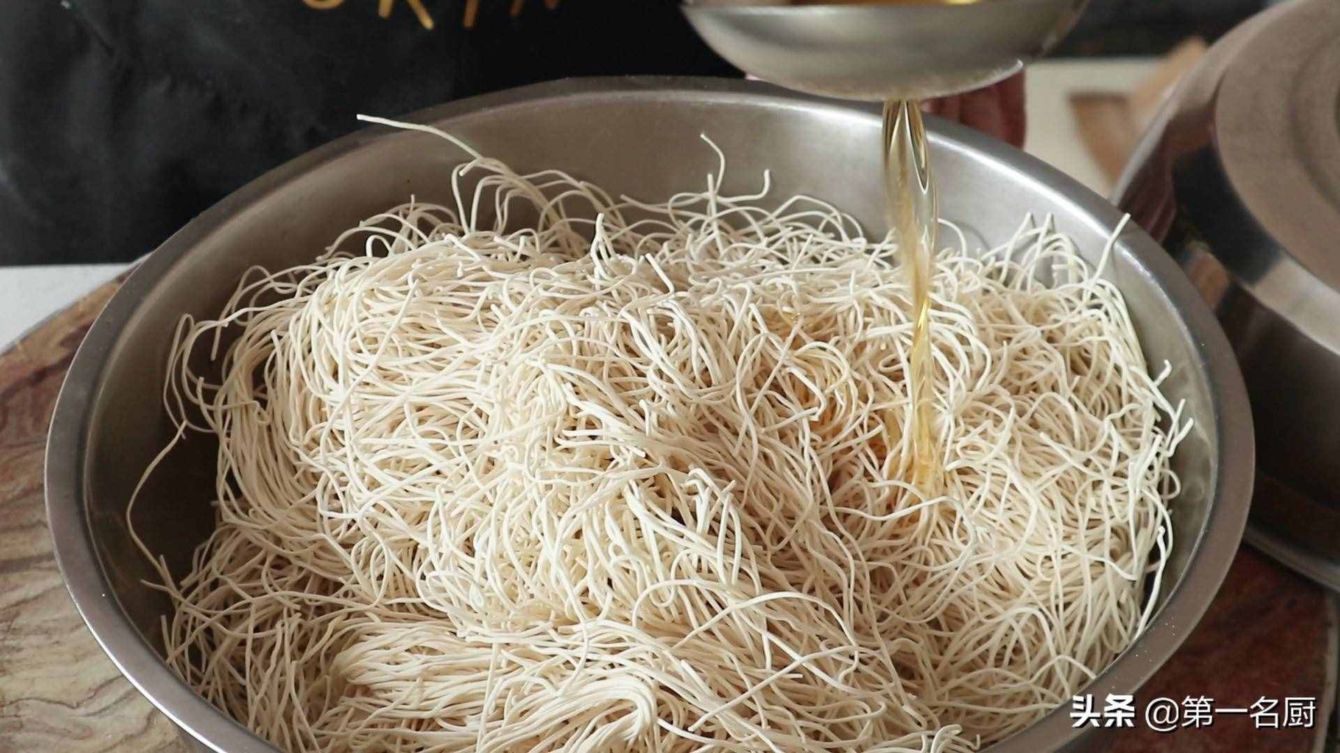 河南蒸面條的正確做法，出鍋噴香，大廚手把手教你在家做，收藏了