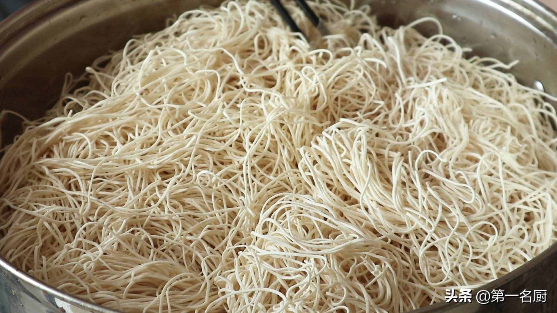 河南蒸面條的正確做法，出鍋噴香，大廚手把手教你在家做，收藏了