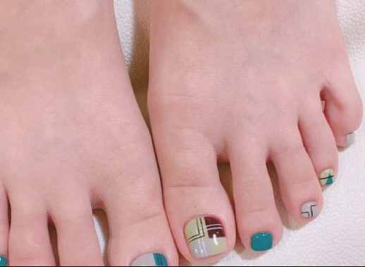 腳涂什么顏色指甲油好看？8款小清新腳部美甲隨你選！