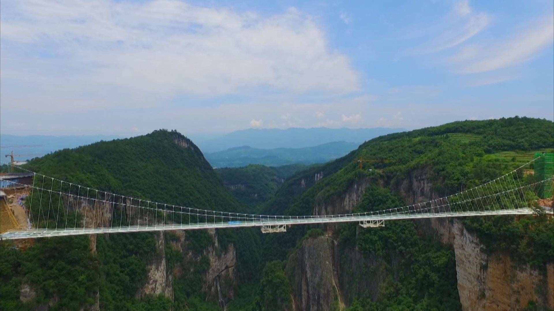 世界最長(zhǎng)最高玻璃橋今日開放