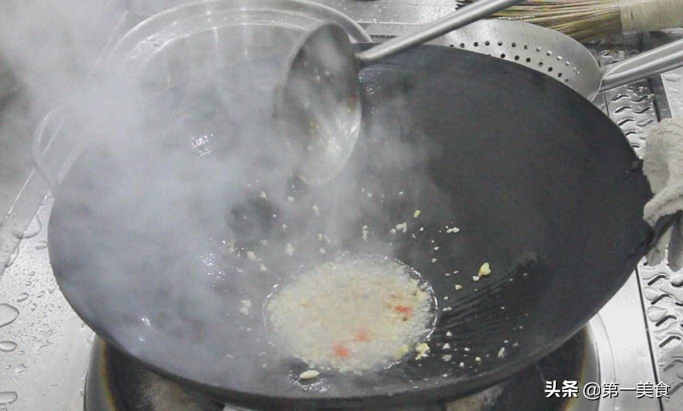 飯店里的青菜真好吃，看大廚怎么炒油麥菜，愛(ài)吃油麥菜的請(qǐng)收藏了