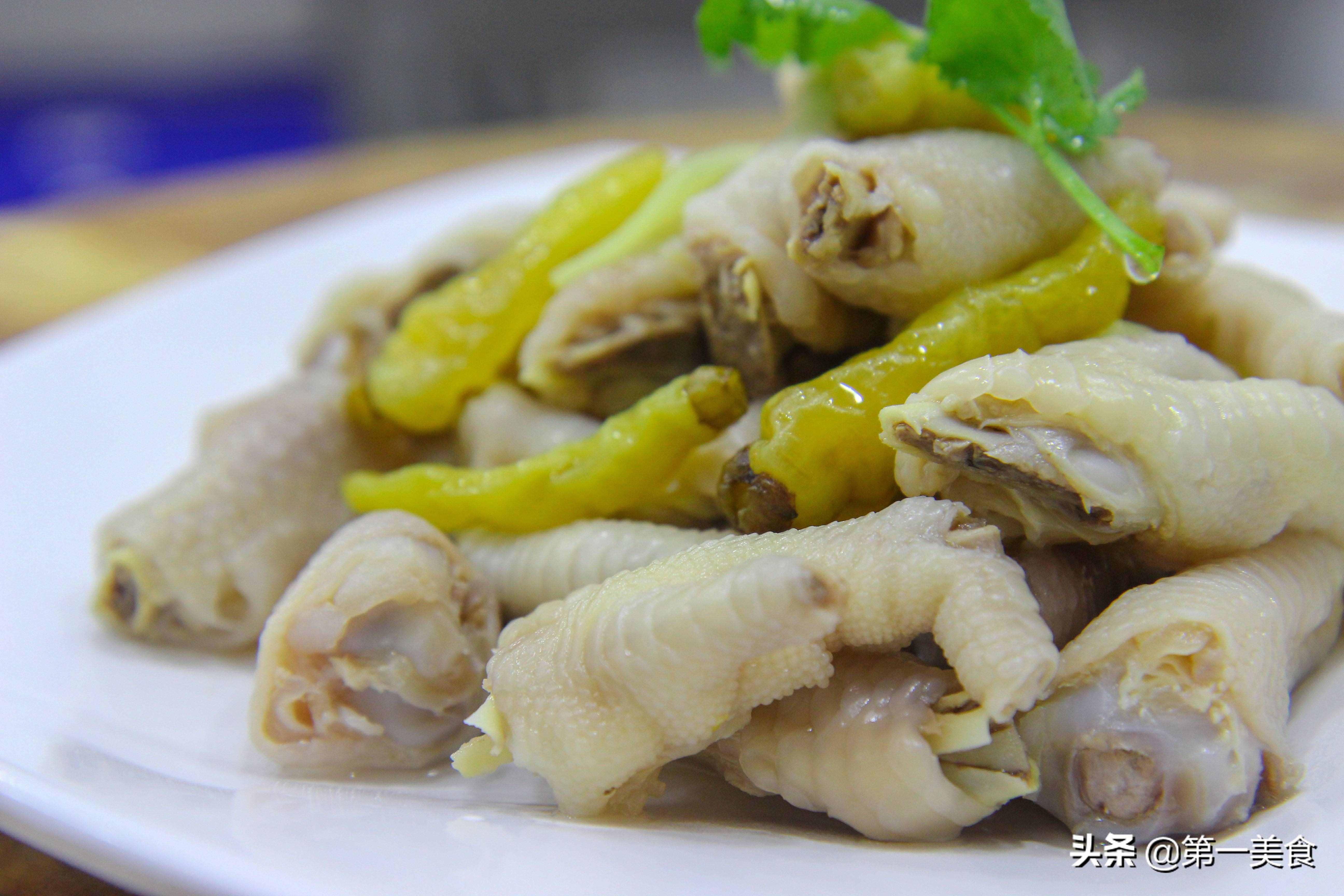 泡椒雞爪快速簡(jiǎn)單的做法，泡出來(lái)的雞爪辣脆爽口，越吃越想吃