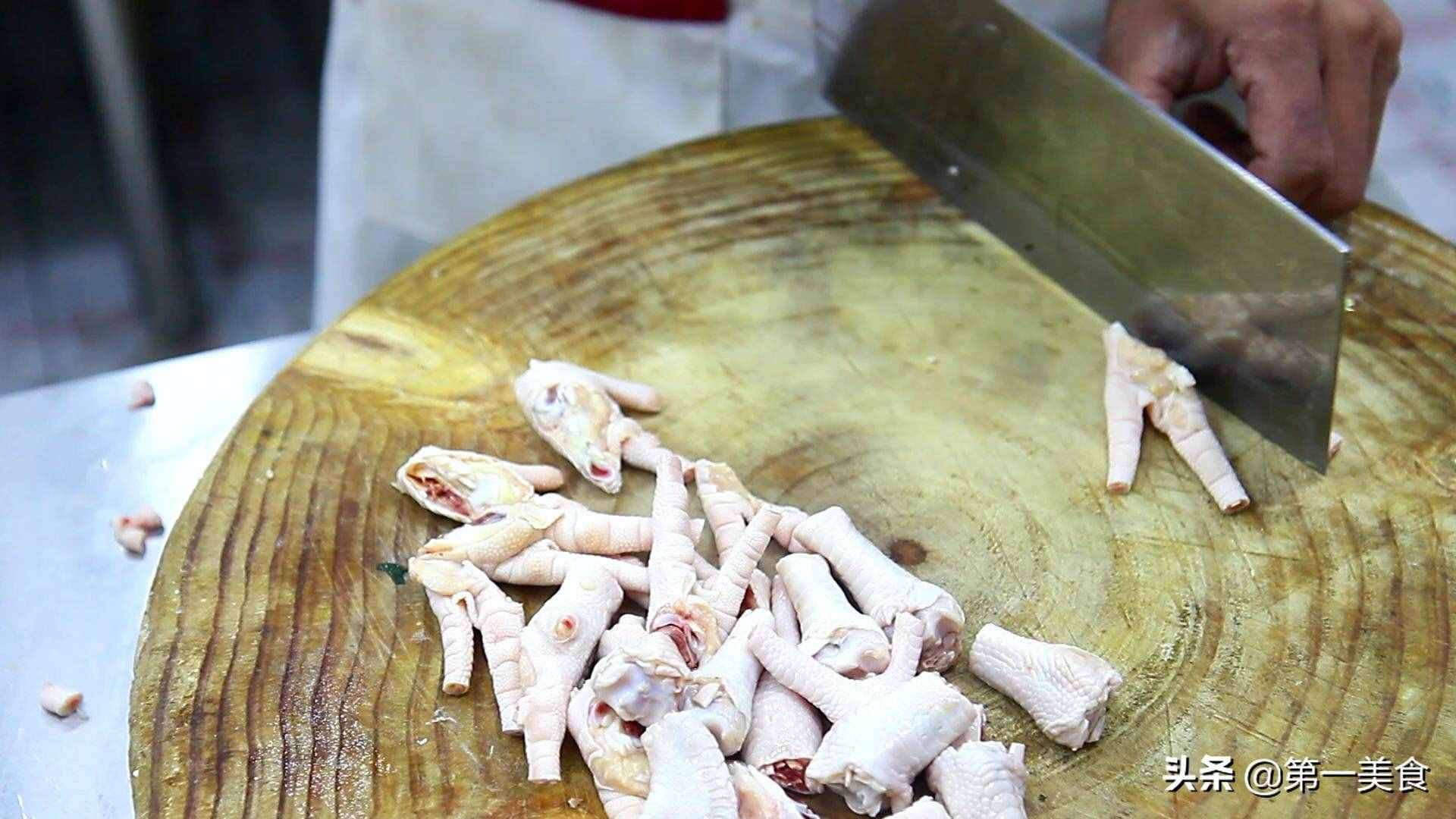 泡椒雞爪快速簡(jiǎn)單的做法，泡出來(lái)的雞爪辣脆爽口，越吃越想吃
