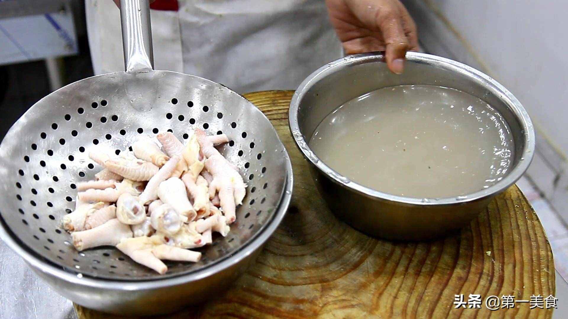 泡椒雞爪快速簡(jiǎn)單的做法，泡出來(lái)的雞爪辣脆爽口，越吃越想吃