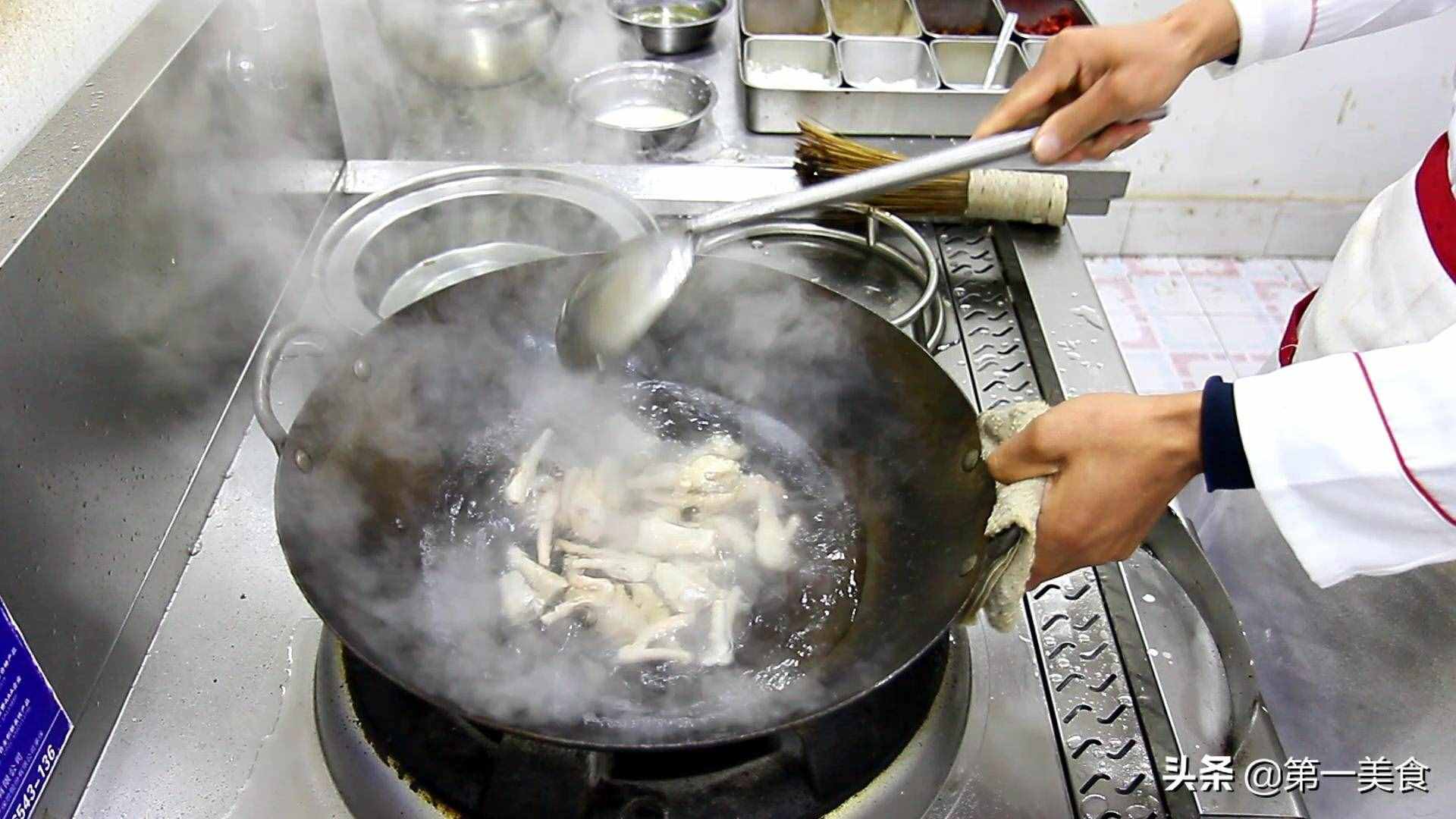 泡椒雞爪快速簡(jiǎn)單的做法，泡出來(lái)的雞爪辣脆爽口，越吃越想吃