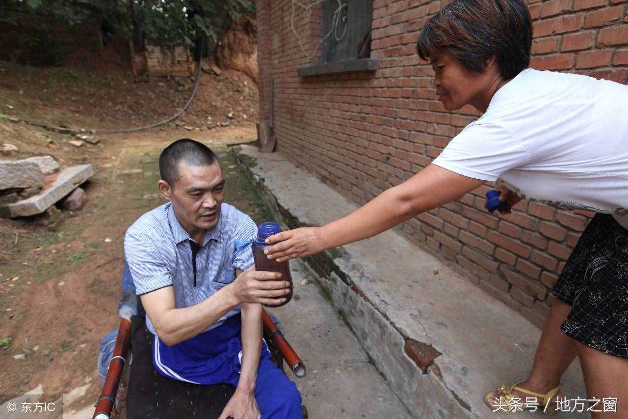 中國好妹妹！哥哥遭遇車禍癱瘓在床，妹妹29年來無微不至照顧哥哥