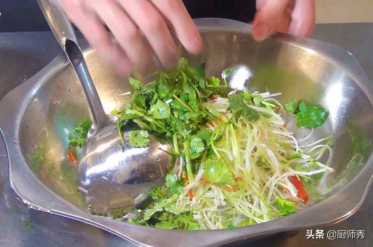 大廚教你青蘿卜的最佳吃法，不用開(kāi)火，簡(jiǎn)單一拌，爽脆可口