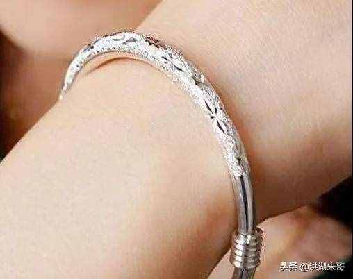 銀手鐲戴左手好還是右手好？其中大有講究，別再不當(dāng)回事