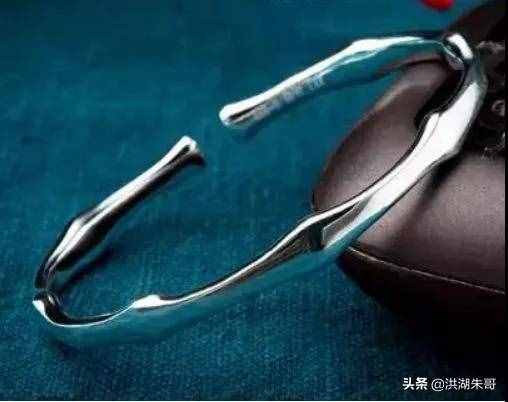銀手鐲戴左手好還是右手好？其中大有講究，別再不當(dāng)回事