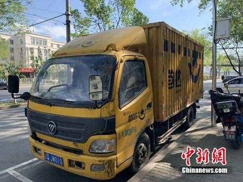 快遞員待遇調(diào)查：無底薪成標配 每天工作超12小時