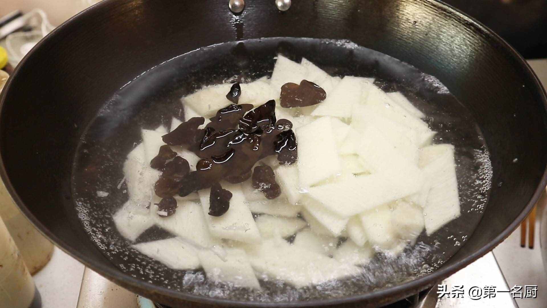半個(gè)山藥加2個(gè)雞蛋，沒想到這么好吃，鮮香脆嫩，健脾開胃