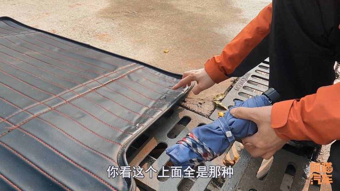 車內(nèi)奇臭無比，洗車都沒用，看看喵哥如何處理