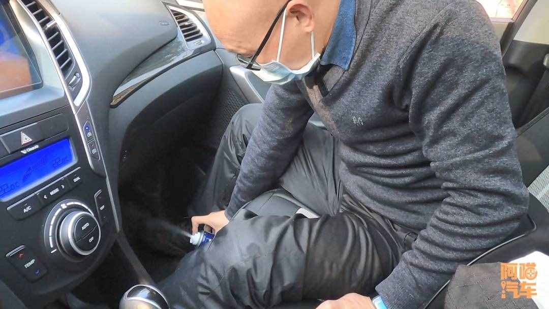 車內(nèi)奇臭無比，洗車都沒用，看看喵哥如何處理