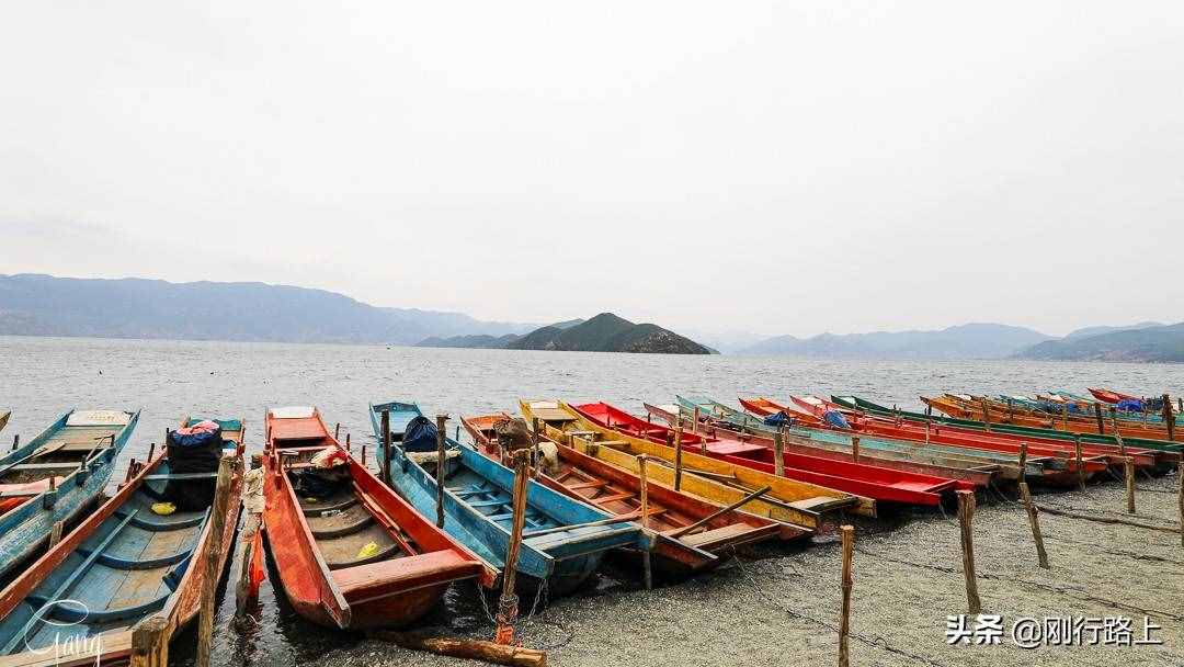去瀘沽湖一定要坐豬槽船游湖，既可以欣賞風景，又能幫襯當?shù)卮迕? style=