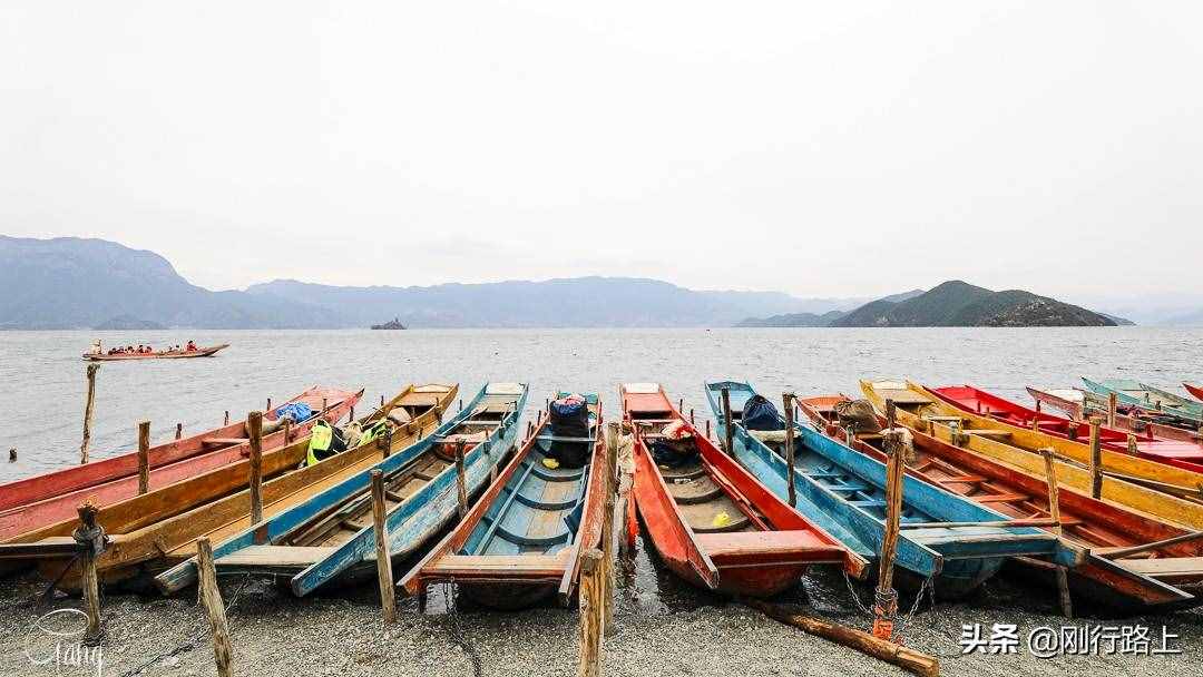 去瀘沽湖一定要坐豬槽船游湖，既可以欣賞風景，又能幫襯當?shù)卮迕? style=