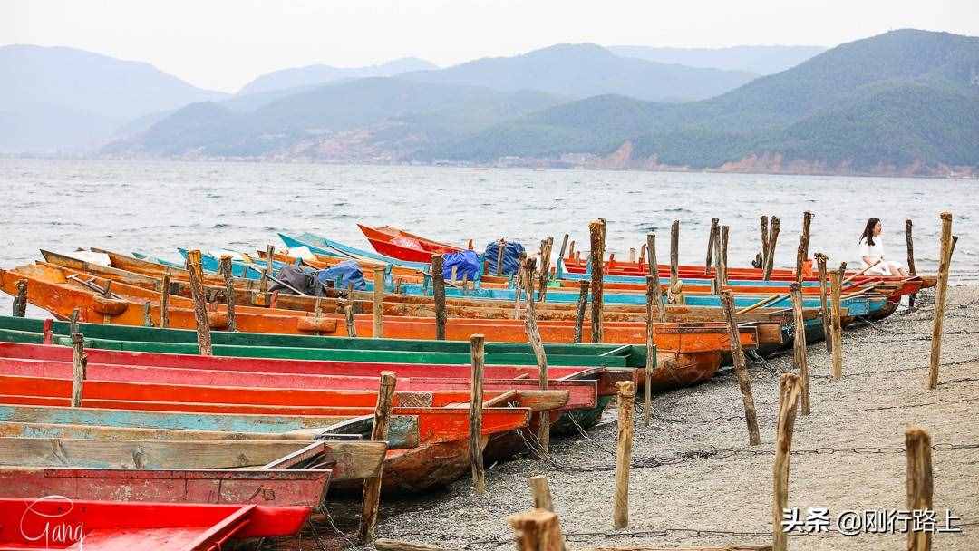 去瀘沽湖一定要坐豬槽船游湖，既可以欣賞風景，又能幫襯當?shù)卮迕? style=