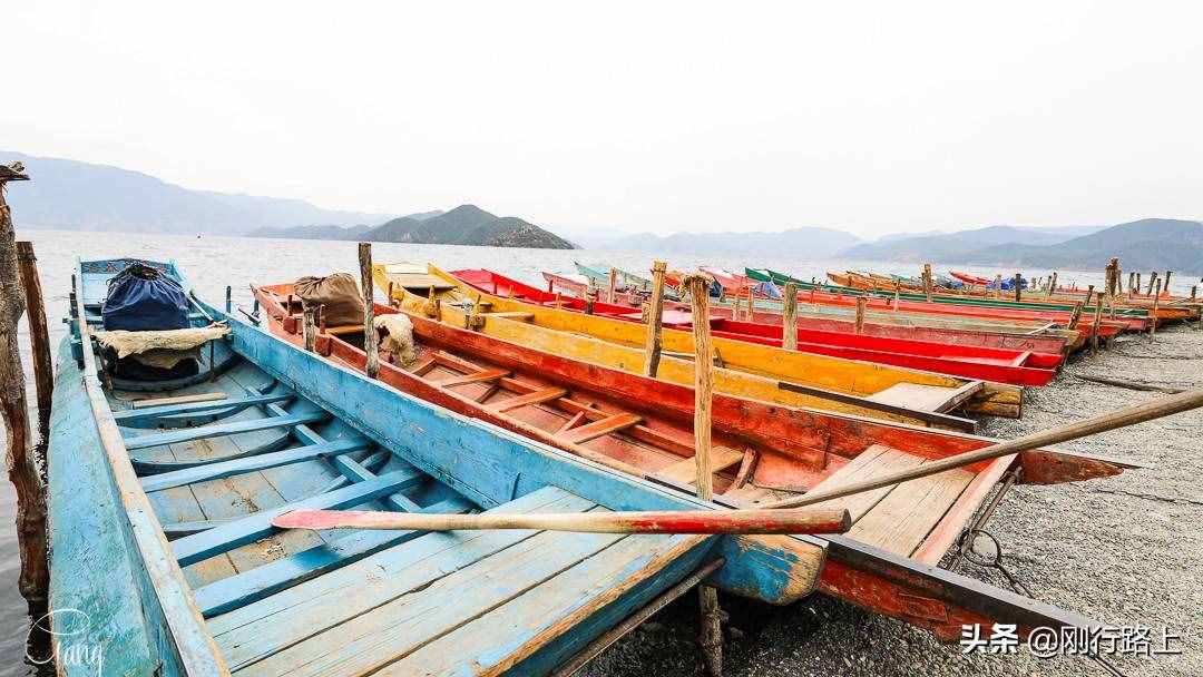 去瀘沽湖一定要坐豬槽船游湖，既可以欣賞風景，又能幫襯當?shù)卮迕? style=