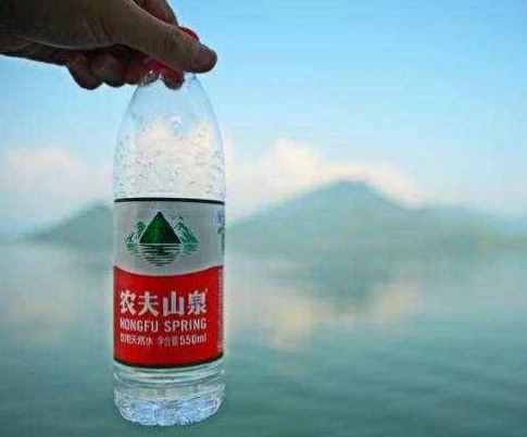 網(wǎng)評“窮人”才喝的4種礦泉水，康師傅1元瓶，百歲山包裝好看！