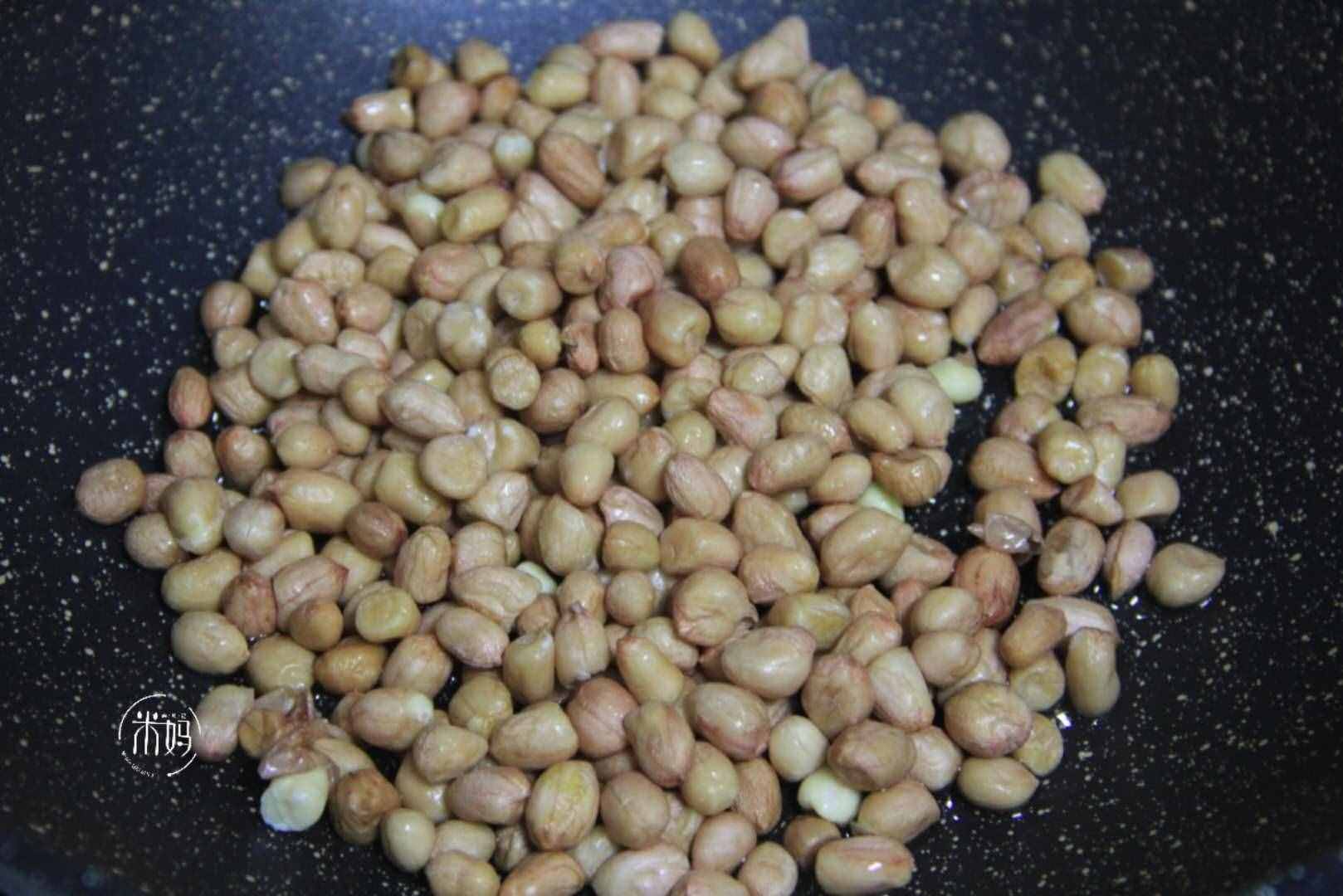 炒花生米有訣竅，牢記3個技巧，花生更香脆不燒焦，放2周不返潮