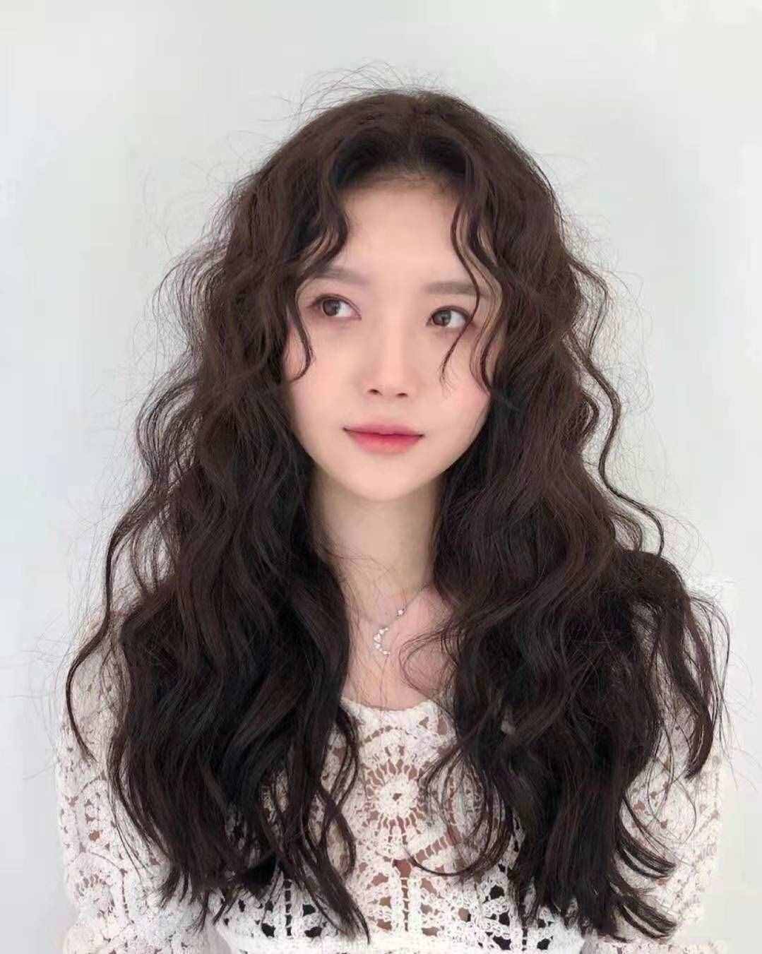 羊毛卷已經OUT了！今年蛋蛋波紋卷發(fā)正當紅，臉圓的妹子也適合