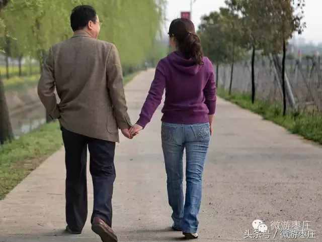 朋友們，知道“壓馬路”意思的，請舉手