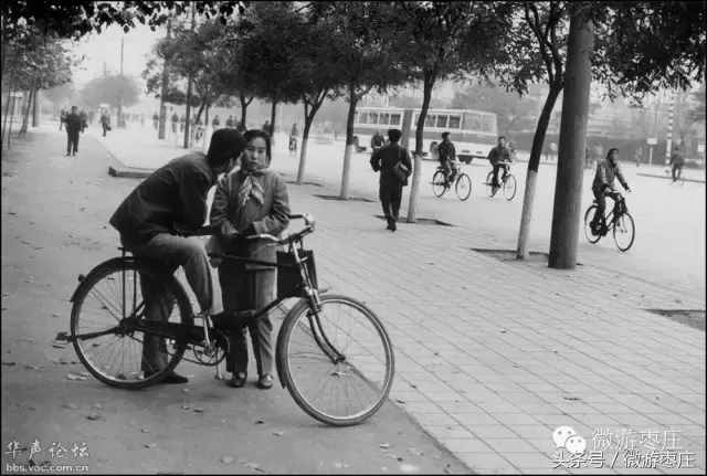 朋友們，知道“壓馬路”意思的，請舉手