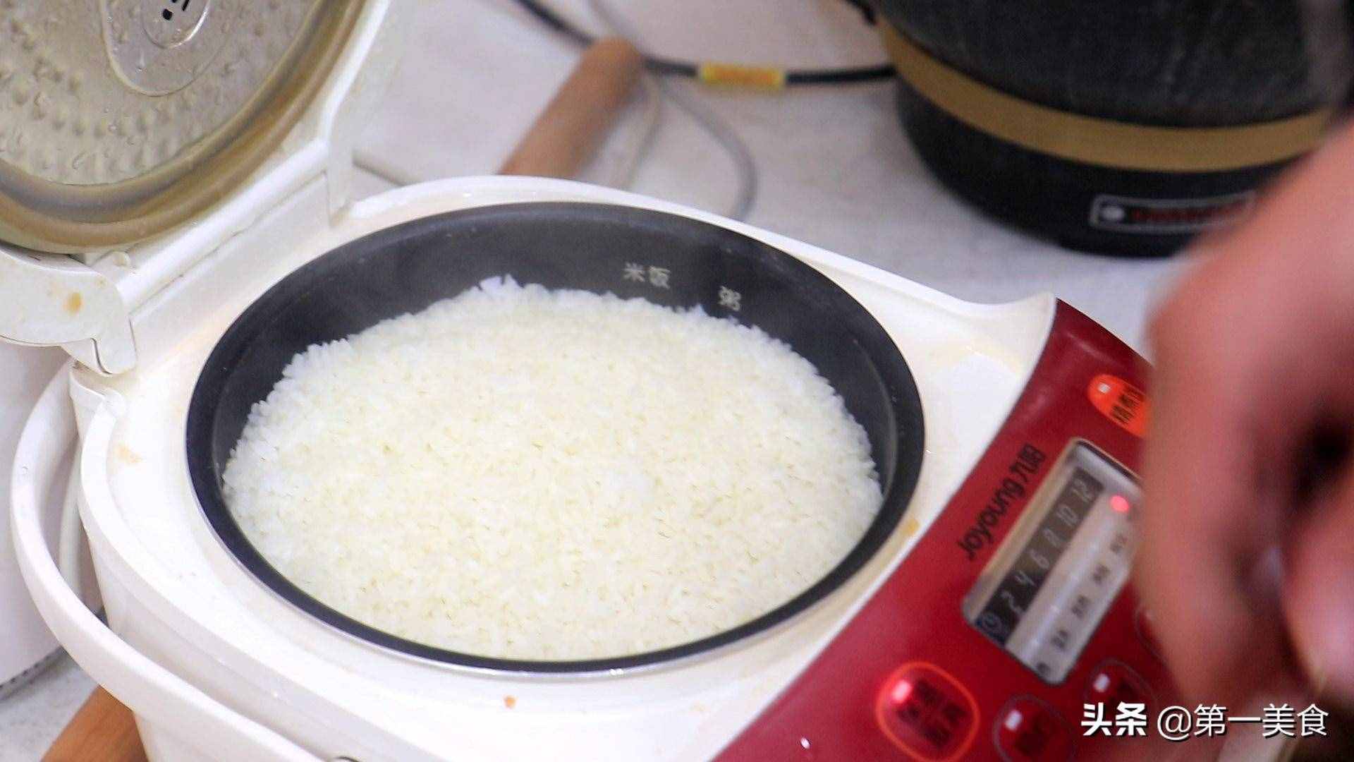 這才是蛋炒飯的地道做法，色澤金黃，粒粒分明，烹飪簡(jiǎn)單有食欲