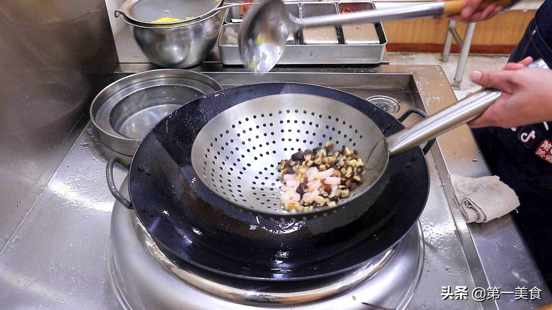 這才是蛋炒飯的地道做法，色澤金黃，粒粒分明，烹飪簡(jiǎn)單有食欲