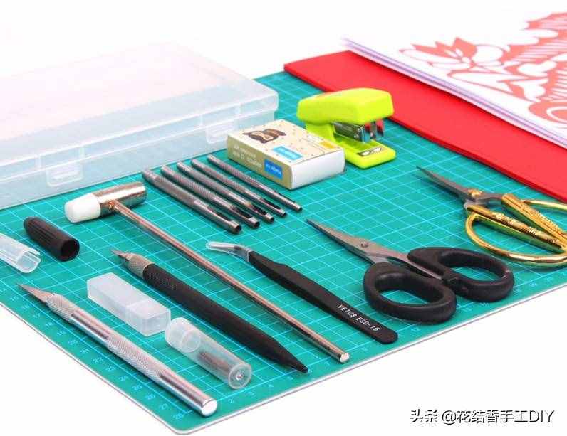 手工DIY：新年賀卡不用買，自己就能做，幾張卡紙就搞定