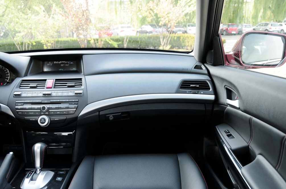 自以為很帥其實(shí)很LOW的汽車(chē)內(nèi)飾用品和擺件