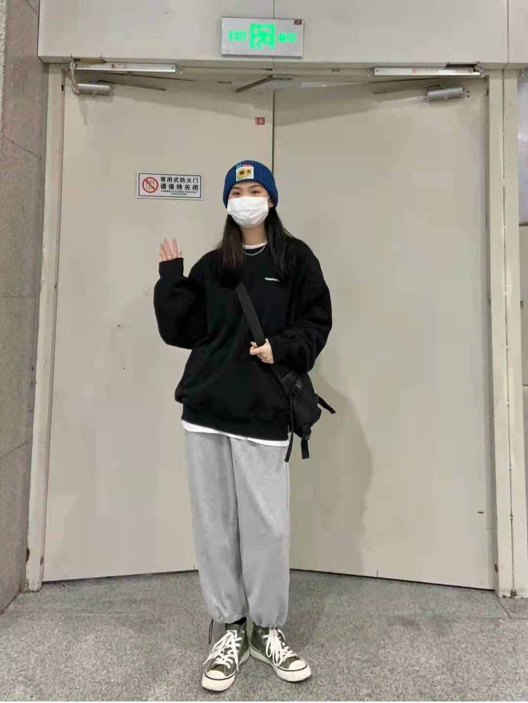 黑色上衣配什么顏色的褲子