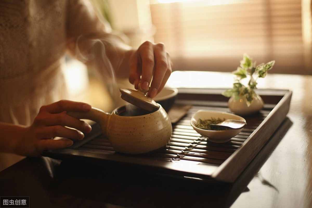 「原創(chuàng)」文明修身，大學(xué)生應(yīng)如何加強(qiáng)道德修養(yǎng)，提高文明素質(zhì)呢？