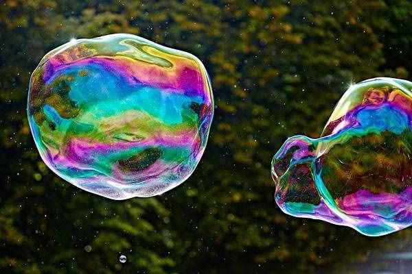 氣泡里的有趣科學(xué)，比如氣泡在破裂時(shí)溫度會(huì)超過太陽表面溫度！