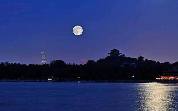 「詩詞鑒賞」八首月夜詩詞，月華初上，你在思念誰？