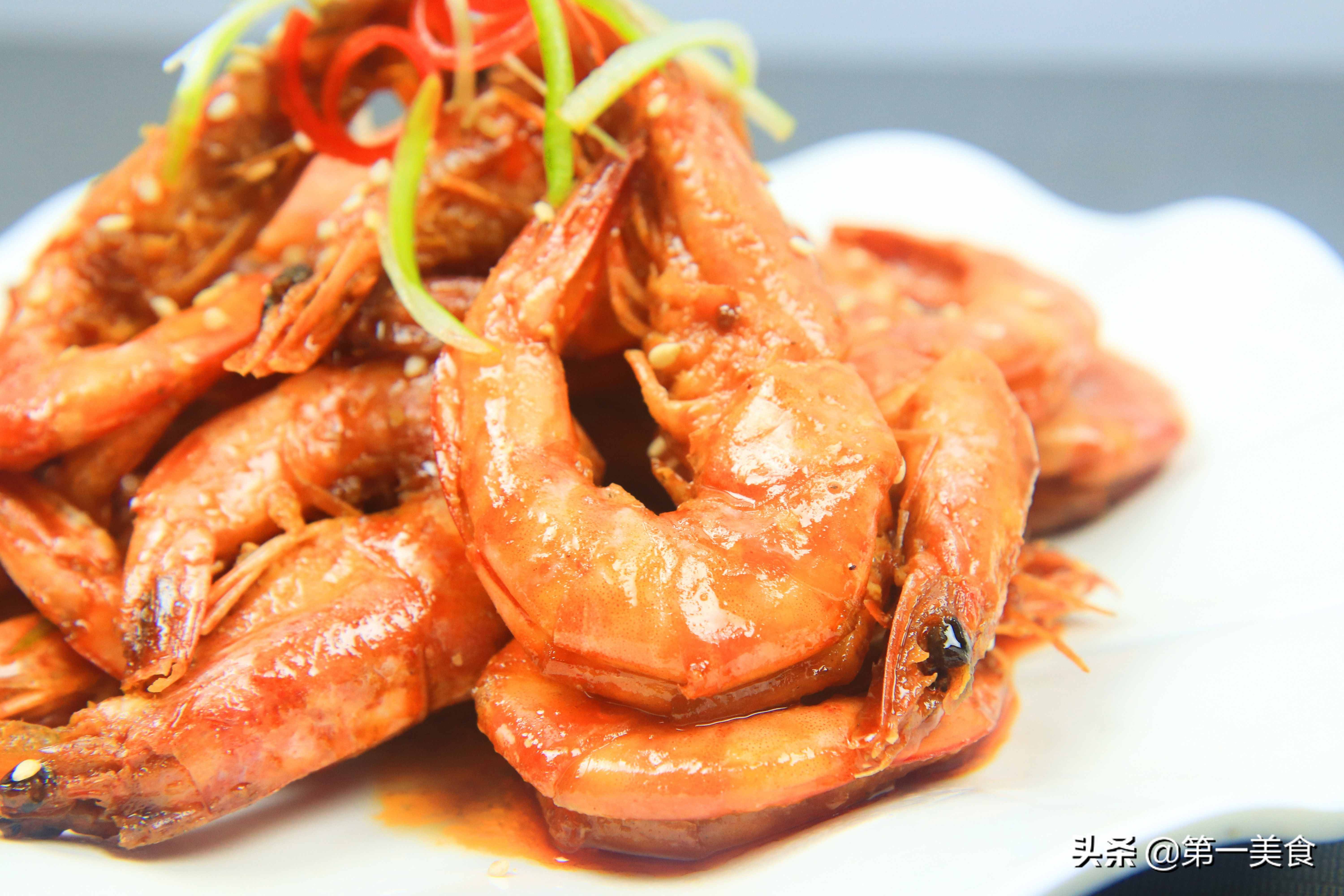 油燜大蝦家常美味做法，色澤金黃，營養(yǎng)美味又補(bǔ)鈣，看一遍就會做