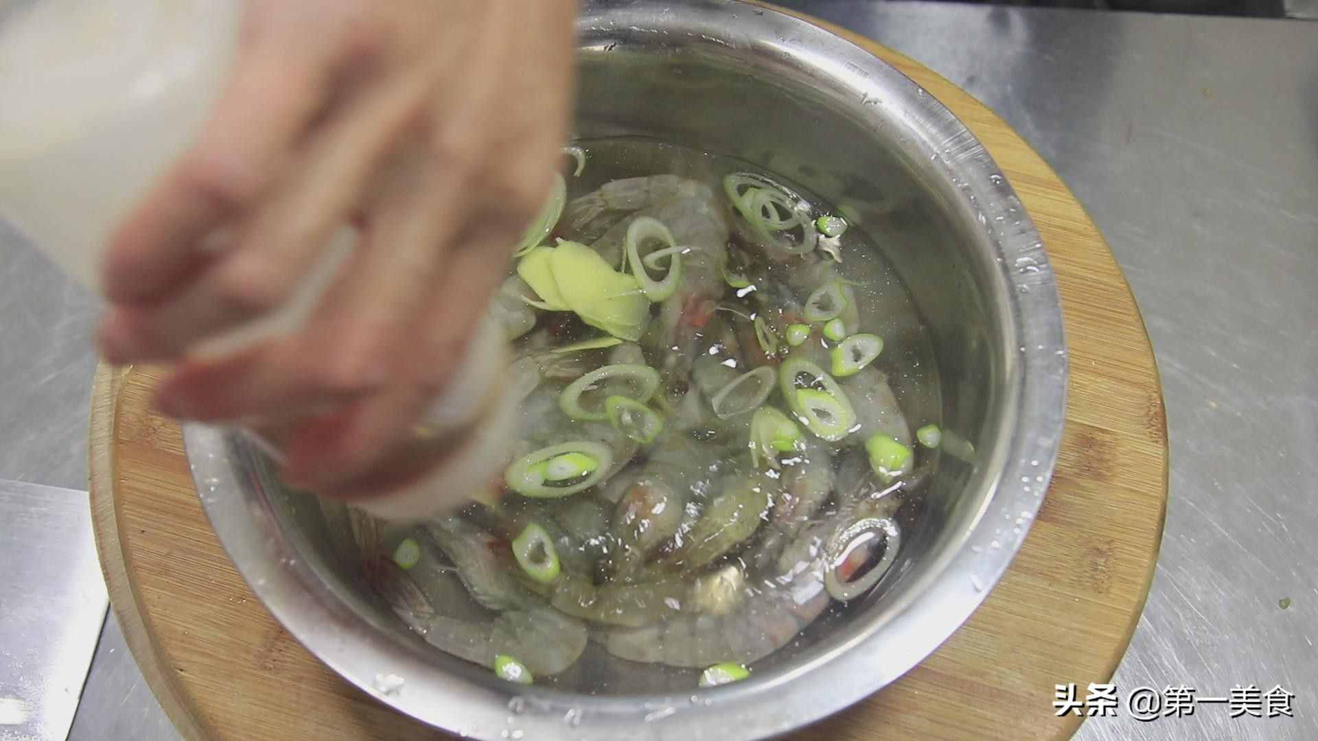油燜大蝦家常美味做法，色澤金黃，營養(yǎng)美味又補(bǔ)鈣，看一遍就會做