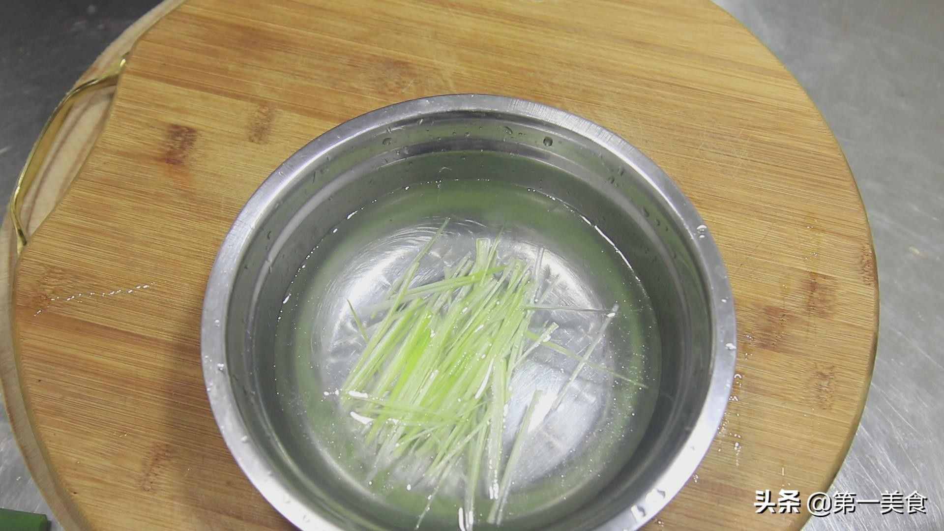 油燜大蝦家常美味做法，色澤金黃，營養(yǎng)美味又補(bǔ)鈣，看一遍就會做