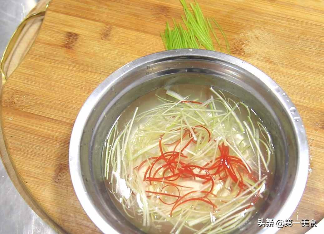 油燜大蝦家常美味做法，色澤金黃，營養(yǎng)美味又補(bǔ)鈣，看一遍就會做