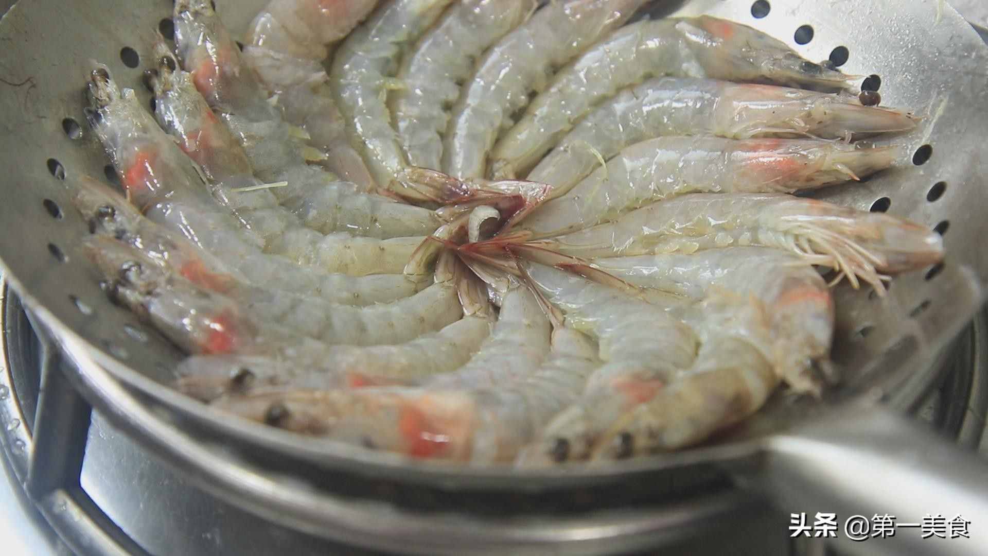 油燜大蝦家常美味做法，色澤金黃，營養(yǎng)美味又補(bǔ)鈣，看一遍就會做