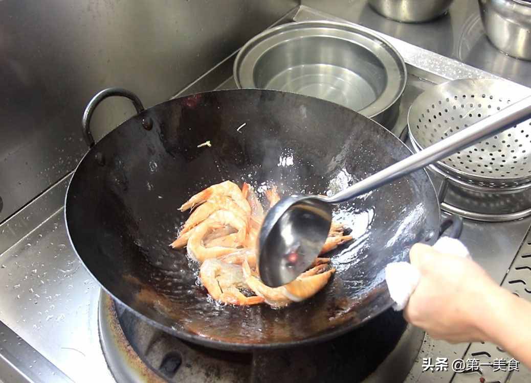 油燜大蝦家常美味做法，色澤金黃，營養(yǎng)美味又補(bǔ)鈣，看一遍就會做