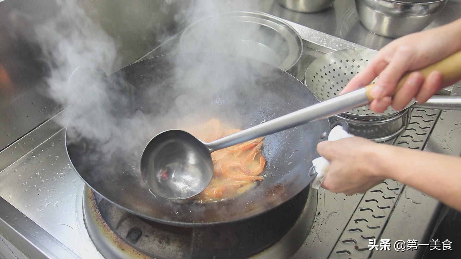 油燜大蝦家常美味做法，色澤金黃，營養(yǎng)美味又補(bǔ)鈣，看一遍就會做