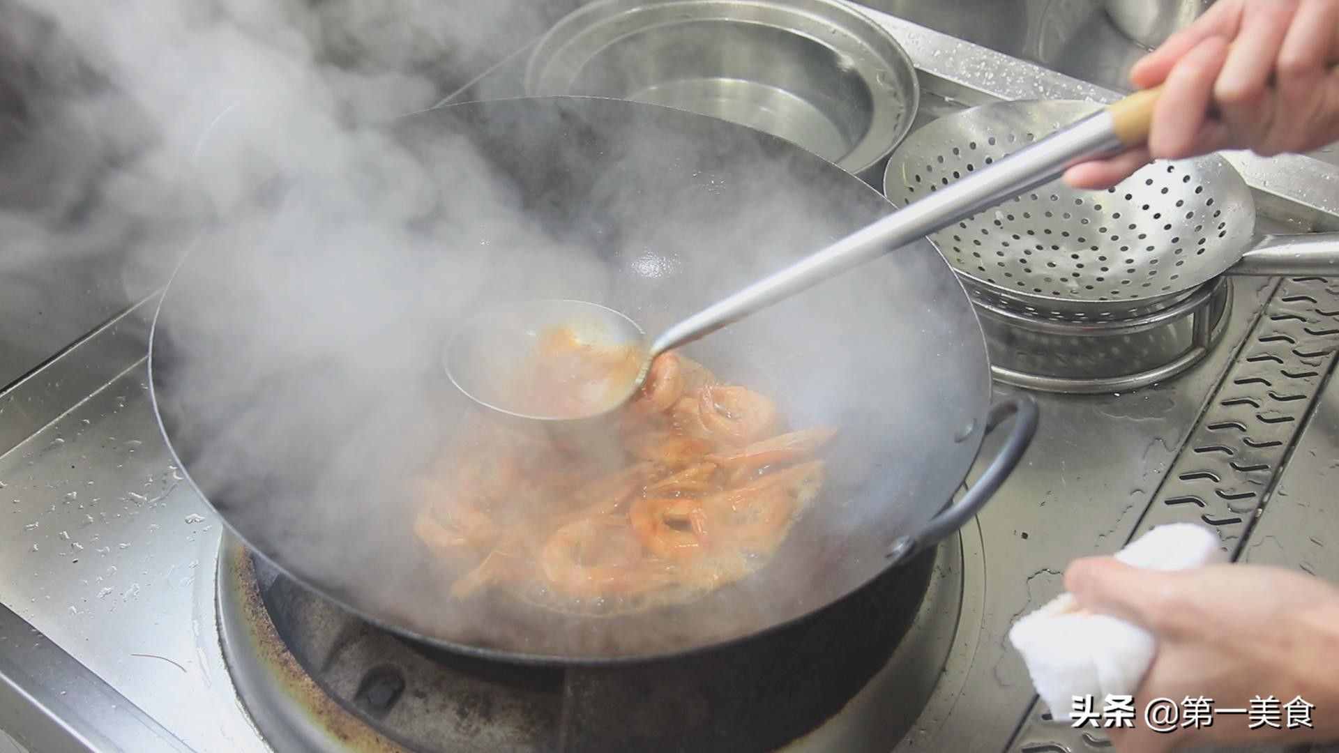 油燜大蝦家常美味做法，色澤金黃，營養(yǎng)美味又補(bǔ)鈣，看一遍就會做