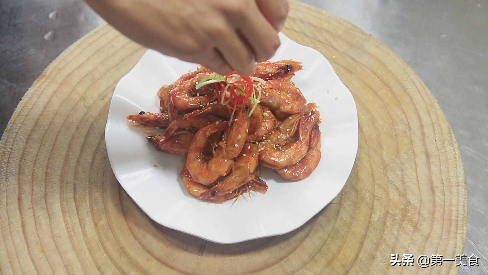 油燜大蝦家常美味做法，色澤金黃，營養(yǎng)美味又補(bǔ)鈣，看一遍就會做