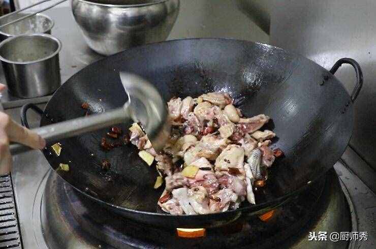 這才是炒雞的正確做法，拌米飯吃特別香，總也吃不膩，5分鐘學(xué)會(huì)