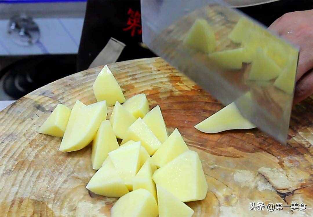 廚師長分享土豆燉牛腩的做法和技巧，牛腩軟爛入味，土豆香糯適口