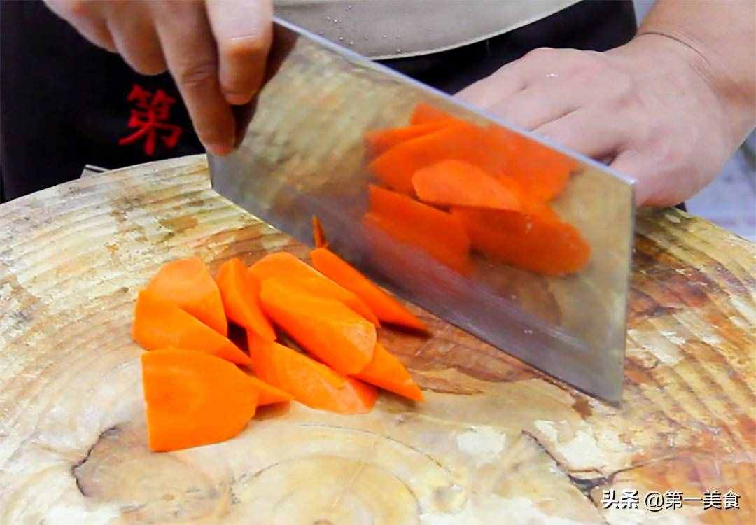 廚師長分享土豆燉牛腩的做法和技巧，牛腩軟爛入味，土豆香糯適口