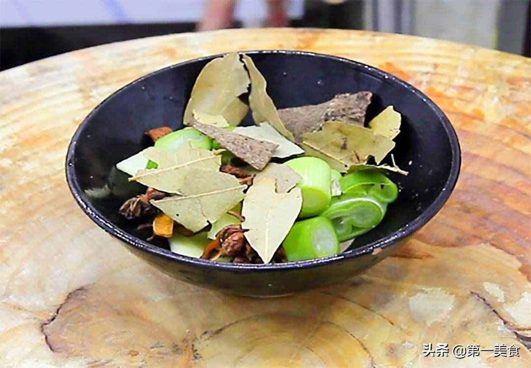廚師長分享土豆燉牛腩的做法和技巧，牛腩軟爛入味，土豆香糯適口